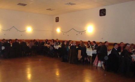 všetci sedia na svojich miestach